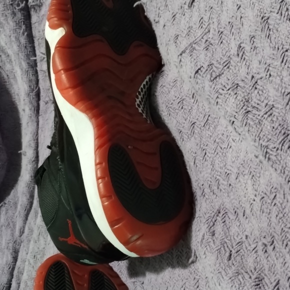 Air Jordan bred 11s size 10.5 - Picture 5 of 9